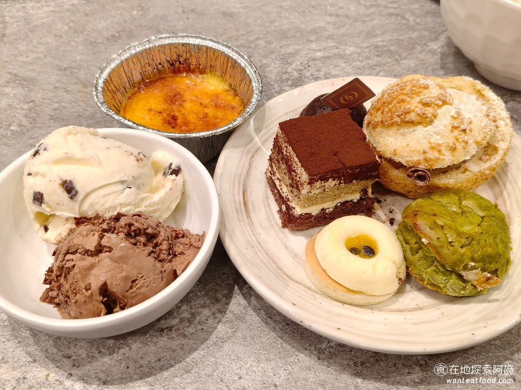 饗麻饗辣PLUS LALAPORT南港店 LALAPORT南港店菜單 右邊吃甜點，左邊吃冰淇淋，吃起來超級爽快！ @在地老饕阿府