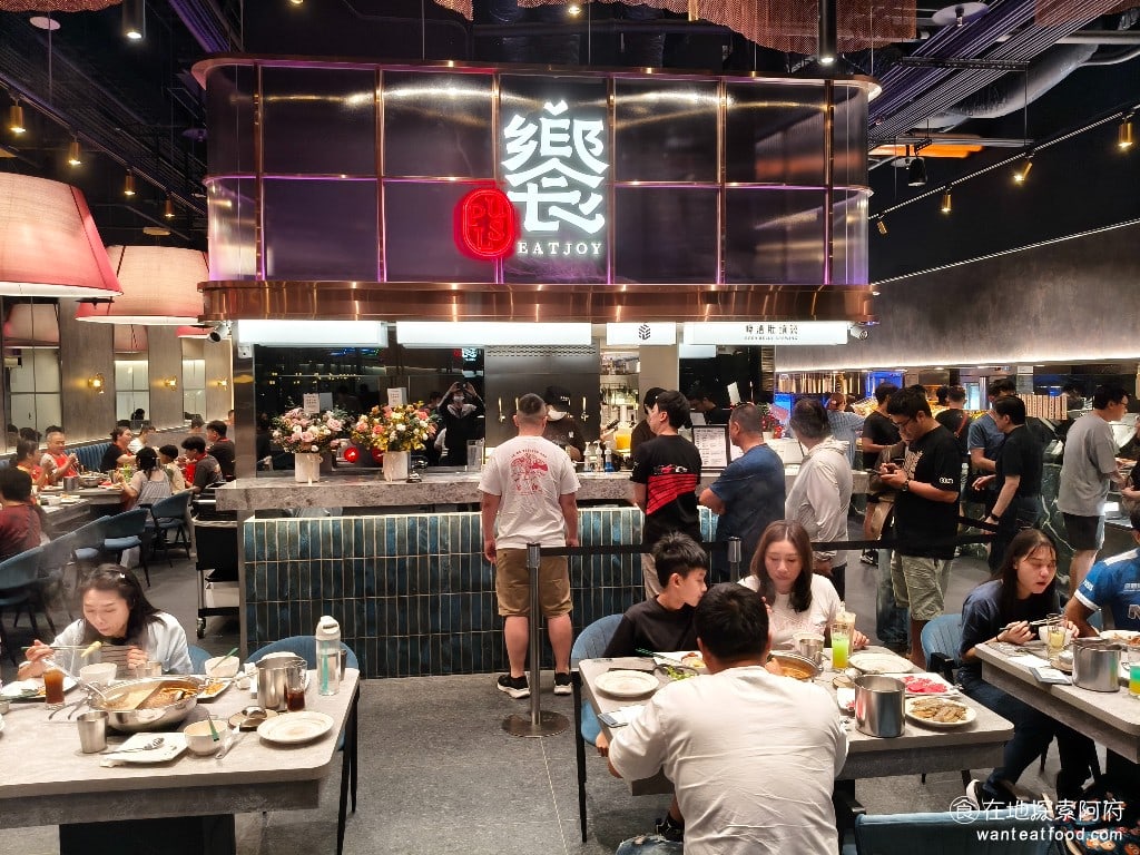 饗麻饗辣PLUS LALAPORT南港店 LALAPORT南港店菜單 《饗麻饗辣 lalaport南港店》最大的特色就是這樣吃到飽發揮得淋漓盡致，不只是火鍋的吃到飽，還有火鍋加海鮮、壽司、熟食，加上甜點和飲料，這樣全方位的自助吧體驗。《饗麻饗辣 lalaport南港店》剛開幕，人氣就特別高，各大媒體和美食部落客都紛紛前往來開箱，可見這間店在南部有多麼的有名。 @在地老饕阿府