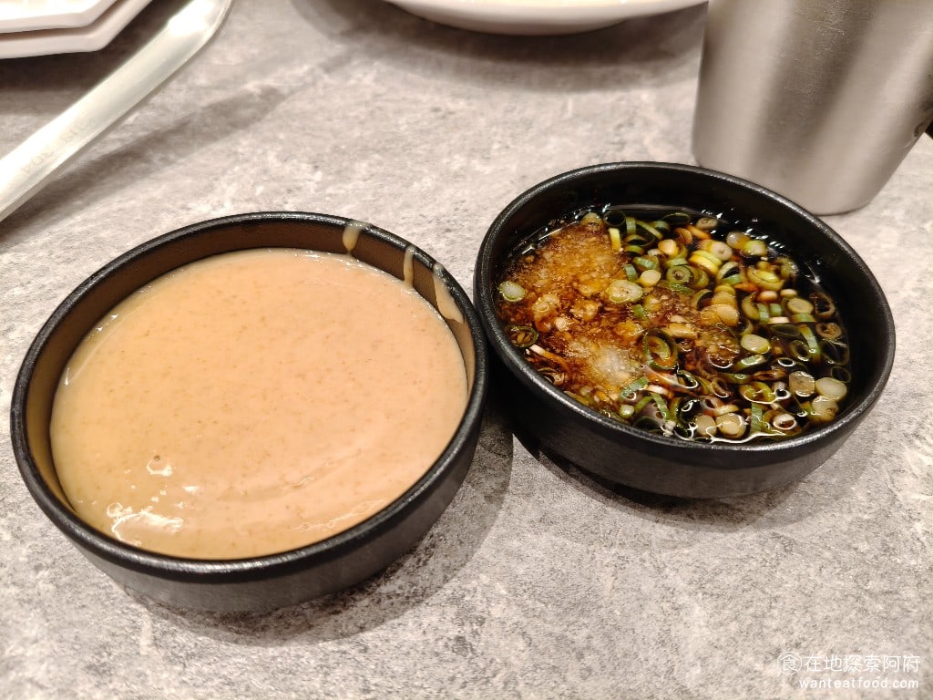 饗麻饗辣PLUS LALAPORT南港店 LALAPORT南港店菜單 日式醬油和胡麻醬 醬料的種類，提供的還蠻多的，可以說是應有盡有。 @在地老饕阿府