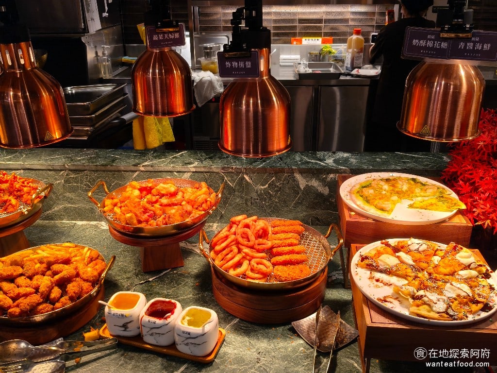 饗麻饗辣PLUS LALAPORT南港店 LALAPORT南港店菜單 熟食區 為了避免食物冷掉，熟食區的每一樣食物都被打上了紅色的光，老實說這樣子看不太清楚，會有一種不想拿的感覺。 @在地老饕阿府