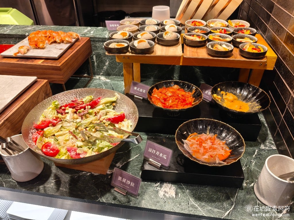 饗麻饗辣PLUS LALAPORT南港店 LALAPORT南港店菜單 凱薩沙拉、涼拌青木瓜、黃金泡菜、韓式泡菜。 @在地老饕阿府