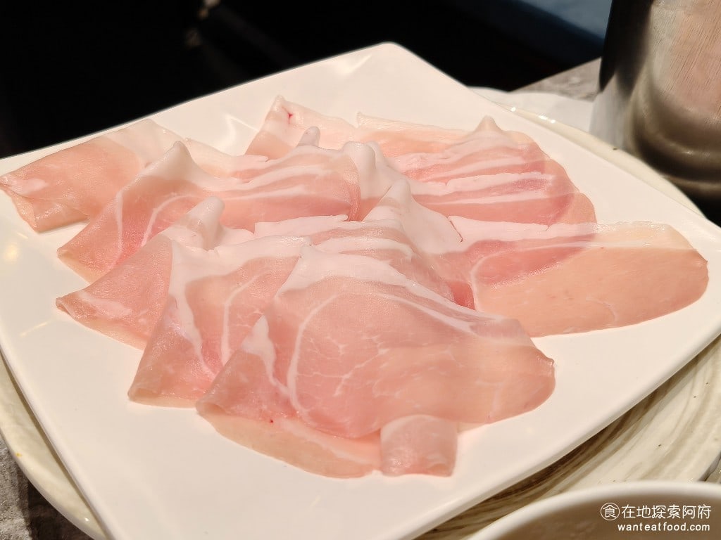 饗麻饗辣PLUS LALAPORT南港店 LALAPORT南港店菜單 香草豬五花 @在地老饕阿府
