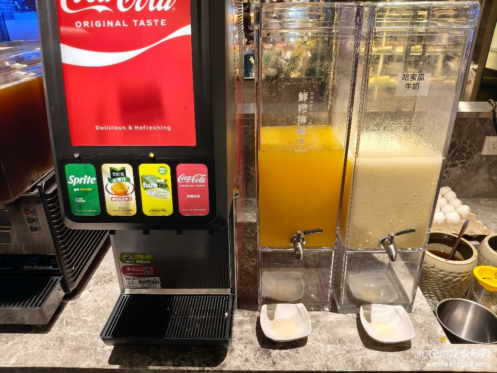 饗麻饗辣PLUS LALAPORT南港店 LALAPORT南港店菜單 飲料區有：哈密瓜牛奶、現榨柳橙汁、可樂、雪碧、檸檬紅茶。 @在地老饕阿府
