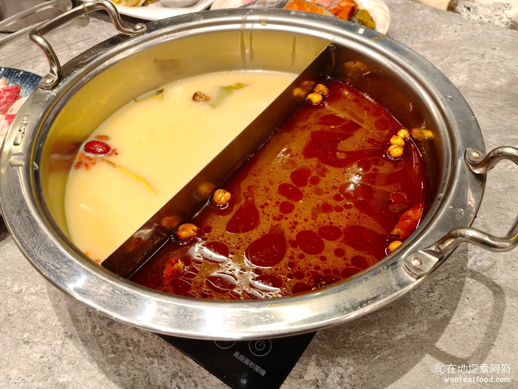 饗麻饗辣PLUS LALAPORT南港店 LALAPORT南港店菜單 店家有提供五種湯頭可以選擇，其中的天香麻辣湯是店內的招牌，一定要點。使用20種溫和的中藥材，搭配牛骨、香料和豆瓣醬、麻辣醬，經過小火長時間的熬煮，讓湯頭的味道層次感非常豐富。個人覺得一點都不辣，連小孩都能接受。 @在地老饕阿府