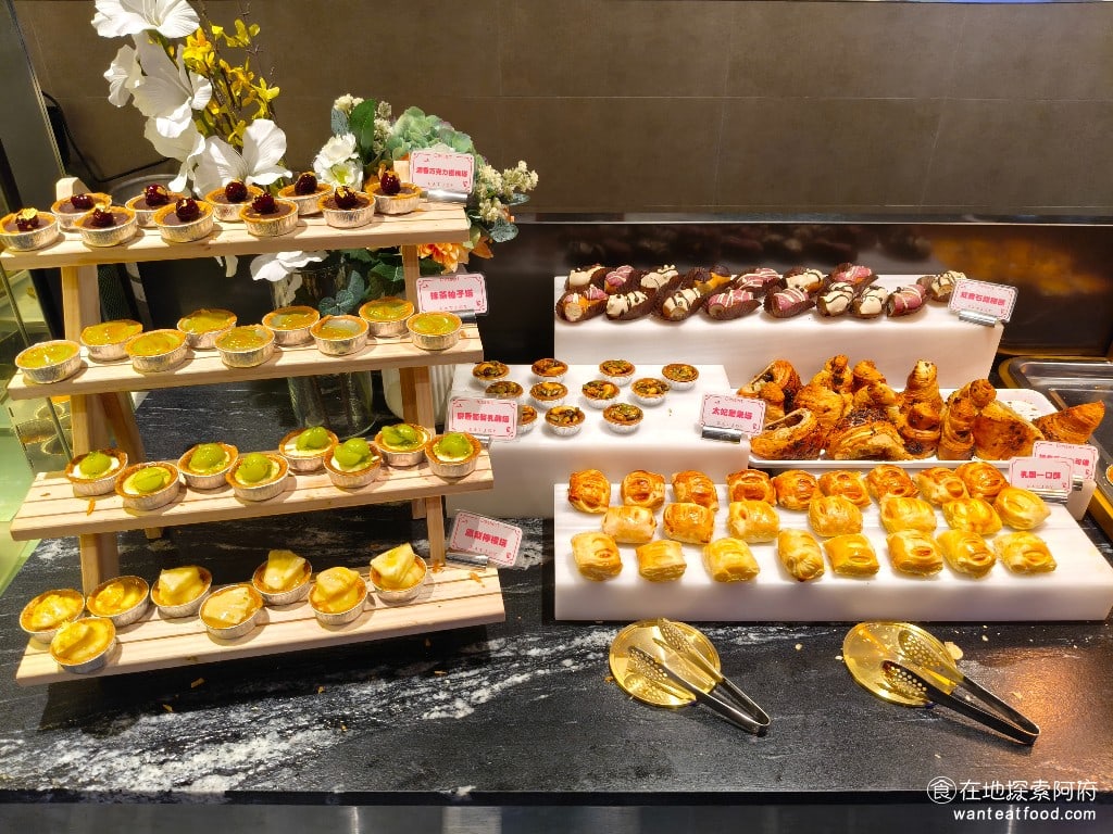 饗麻饗辣PLUS LALAPORT南港店 LALAPORT南港店菜單 點心的種類非常多，店內有他們專屬的烘焙坊，可以現場製作各種精緻的甜點，包含可麗露、馬卡龍、巴斯克蛋糕、鳳梨檸檬塔、巧克力櫻桃塔，讓《饗麻饗辣 lalaport南港店》的蛋糕吃起來口感都非常的新鮮。 @在地老饕阿府