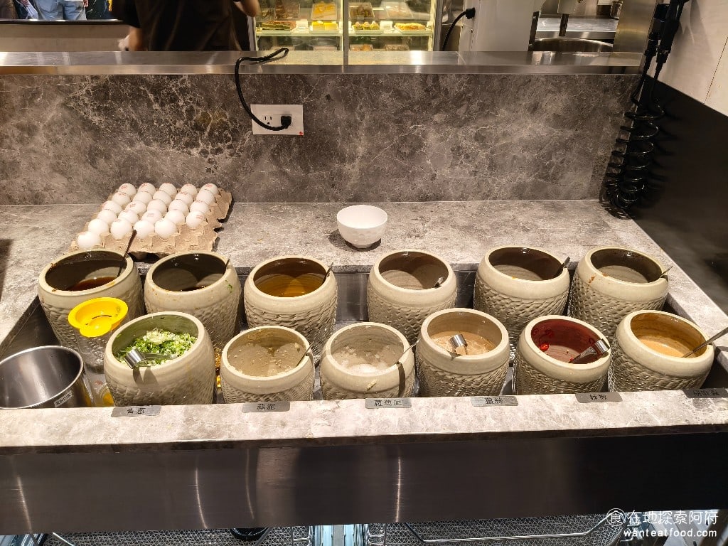 饗麻饗辣PLUS LALAPORT南港店 LALAPORT南港店菜單 醬料區有：青蔥、日式醬油、胡麻醬、沙茶醬、蒜泥、蘿蔔泥。 @在地老饕阿府