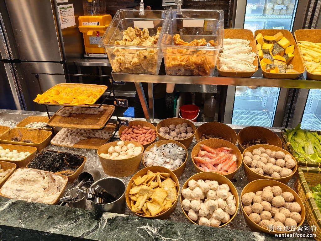 饗麻饗辣PLUS LALAPORT南港店 LALAPORT南港店菜單 火鍋料區的選擇也非常的豐富 @在地老饕阿府