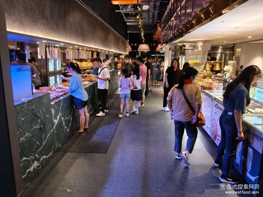 饗麻饗辣PLUS LALAPORT南港店 LALAPORT南港店菜單 很多人看到「饗麻饗辣」這個品牌名稱，以為和饗賓集團有關，但其實沒有，它是一個由一群七年級生在 2010 年所創立的品牌。一群年輕人看到火鍋吃到飽這一個市場，就想著將火鍋和Buffet做一個結合，於是開設了南部的小店面，慢慢發展到全台六家分店的規模，逐漸建立起「麻辣火鍋南霸天」的響亮名號。 @在地老饕阿府
