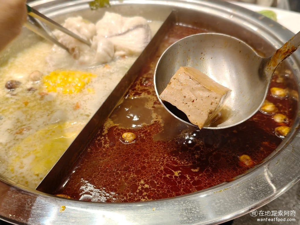 饗麻饗辣PLUS LALAPORT南港店 LALAPORT南港店菜單 《饗麻饗辣 lalaport南港店》的麻辣鍋，還有提供無限吃的鴨血和臭豆腐，光是這一點就完全不是給鼎王麻辣鍋。臭豆腐吃起來味道特別香，口感非常柔嫩，鴨血的味道非常的入味。 @在地老饕阿府