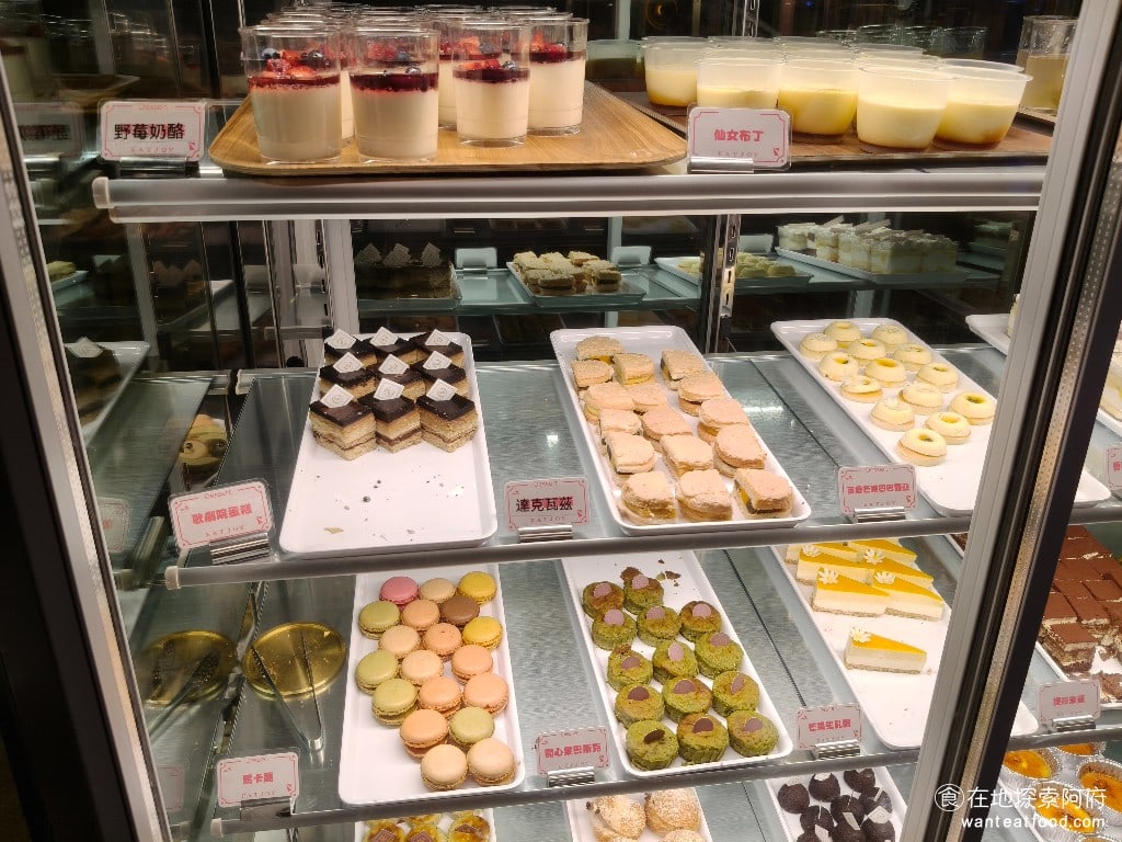 饗麻饗辣PLUS LALAPORT南港店 LALAPORT南港店菜單 《饗麻饗辣 lalaport南港店》的甜點，都是自家烘焙坊製作的，品質和口感都非常不錯，完全不輸給高檔飯店。 @在地老饕阿府