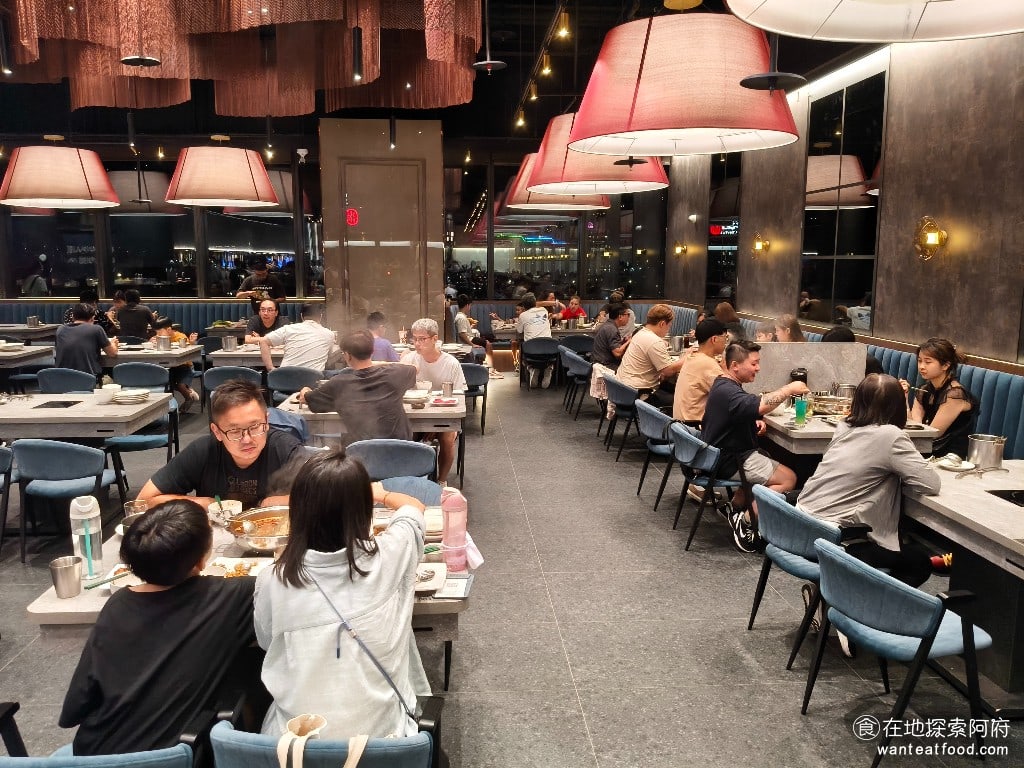 饗麻饗辣PLUS LALAPORT南港店 LALAPORT南港店菜單 一踏進《饗麻饗辣 lalaport南港店》，就會被它高級的裝潢給吸引，整體設計抽的是現代時尚的風格，挑高的空間讓人坐起來非常舒適。吃火鍋的時候，完全不會覺得空氣很悶，用餐環境即使在滿座的情況下，也非常安靜。 @在地老饕阿府