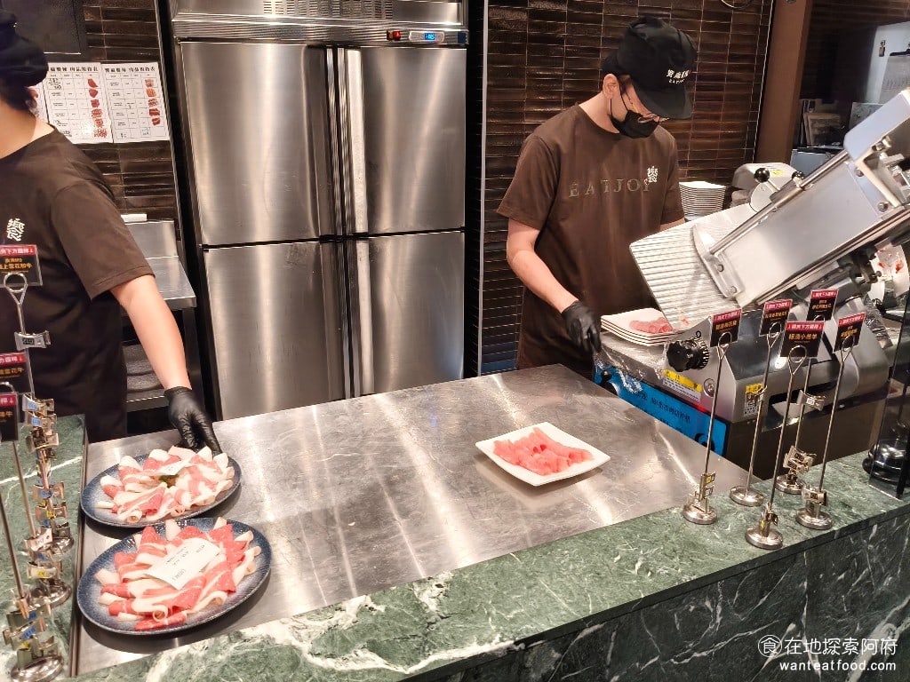 饗麻饗辣PLUS LALAPORT南港店 LALAPORT南港店菜單 肉品的選擇有非常多種，其中最推薦的就是極上雪花和牛胸腹，肉質吃起來非常頂尖，油花分佈非常均勻，入口即化，但這需要升級版的 1688 元和牛饗宴才能吃得到。如果是基本的方案，可以吃得到 M9 和牛，還有伊比利豬五花，這些肉的口感也還不錯。 @在地老饕阿府