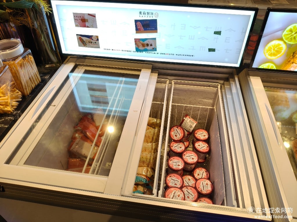 饗麻饗辣PLUS LALAPORT南港店 LALAPORT南港店菜單 有葡萄奶油餅乾雪糕，還有草莓口味的哈根達斯冰淇淋。 @在地老饕阿府