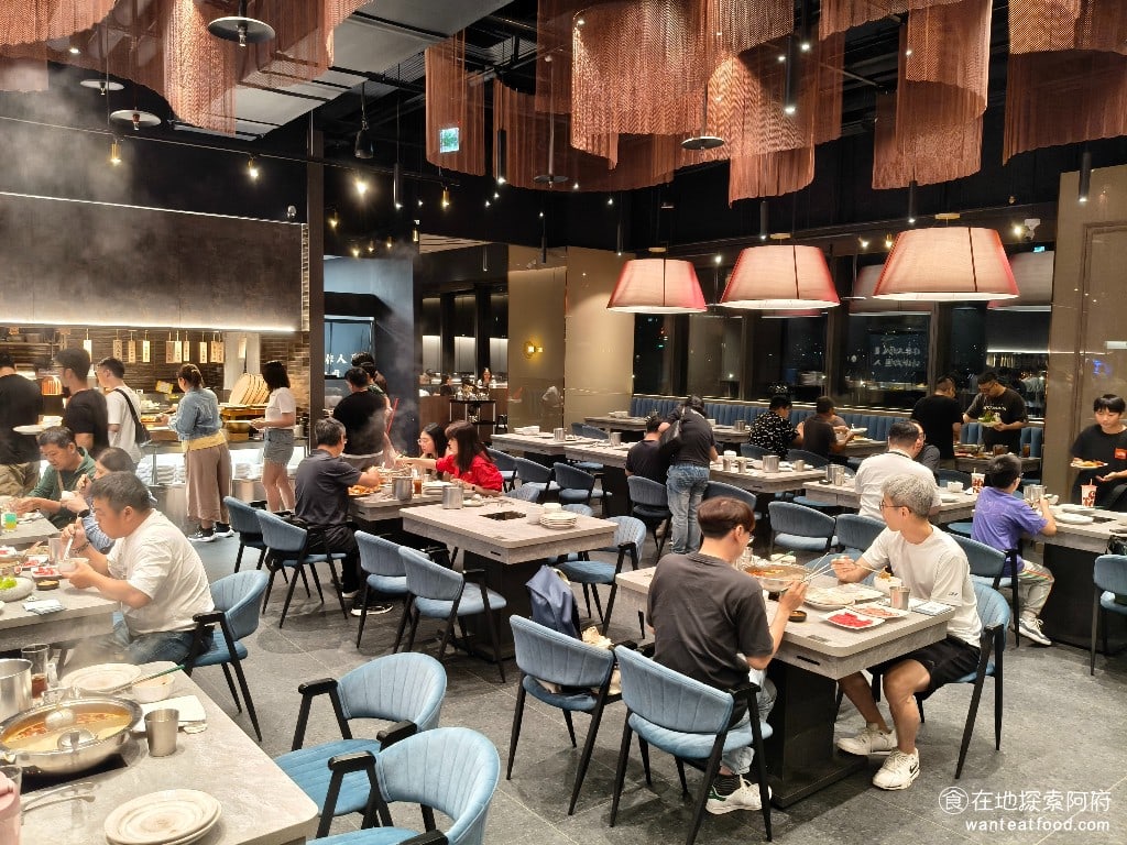 饗麻饗辣PLUS LALAPORT南港店 LALAPORT南港店菜單 店內的沙發座椅非常多，坐起來非常舒服，靠窗外的座位也非常棒，可以欣賞lalaport六樓往外看的風景。 @在地老饕阿府
