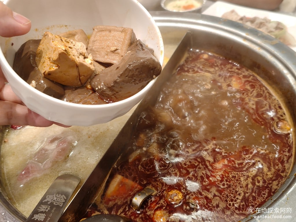 饗麻饗辣PLUS LALAPORT南港店 LALAPORT南港店菜單 《饗麻饗辣 lalaport南港店》的鴨血和臭豆腐，都提前做好，放在熟食區，要吃的話，可以自己過去拿。鴨血的口感非常軟嫩，吃起來像果凍一樣，咬下去還會爆汁，個人覺得比鼎王的鴨血還好吃。 @在地老饕阿府
