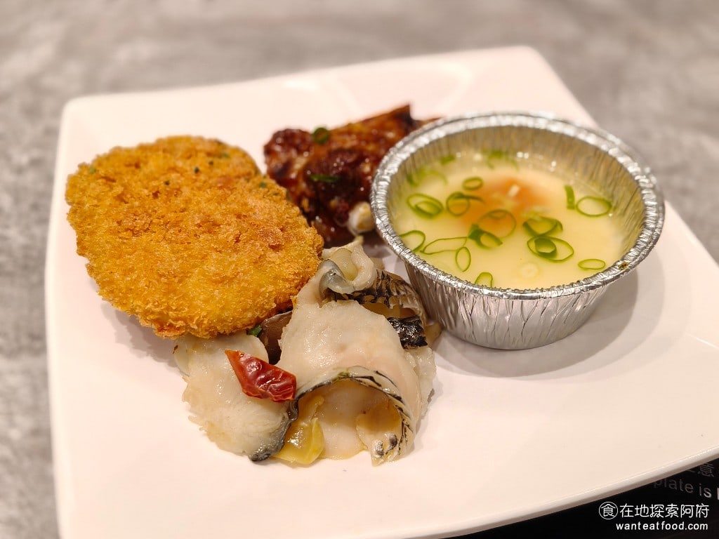 饗麻饗辣PLUS LALAPORT南港店 LALAPORT南港店菜單 熟食區的種類，相較於一般的吃到飽餐廳，這裡的種類比較少。 @在地老饕阿府