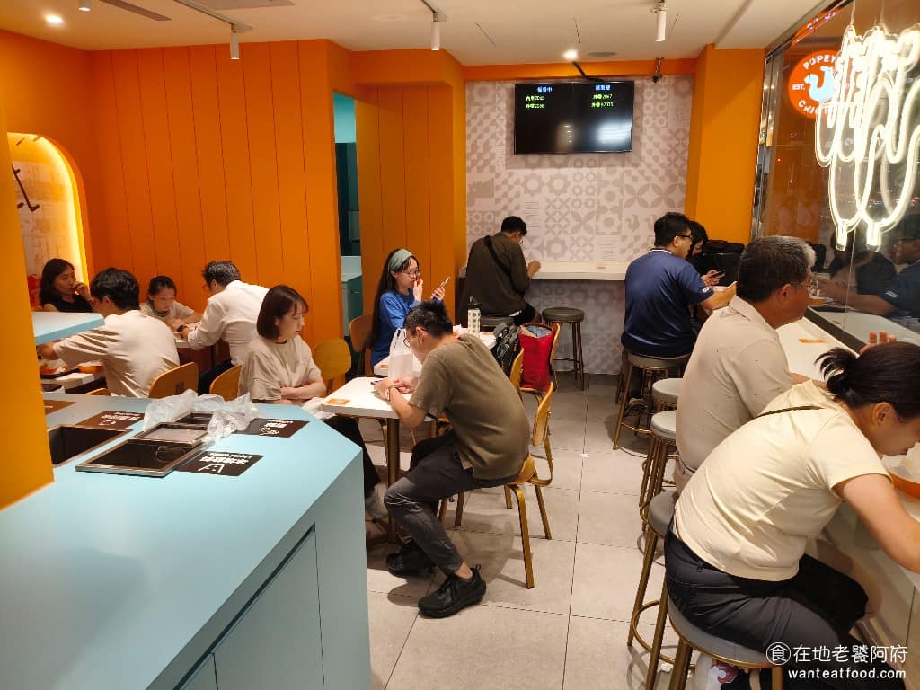 Popeyes Chicken 光復店 光復店菜單 光復店推薦 大安區美食 大安美食 國父紀念館美食 這間店的用餐空間不大,座位非常少,所以人多的時候,候位會特別久。 @在地老饕阿府