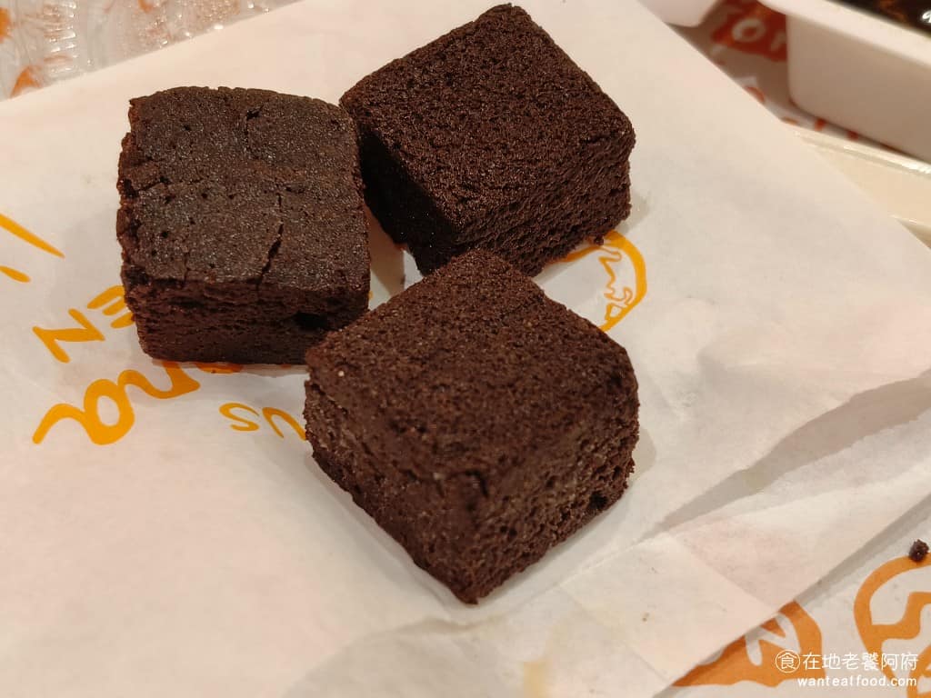 Popeyes Chicken 光復店 光復店菜單 光復店推薦 大安區美食 大安美食 國父紀念館美食 布朗尼巧克力塊 這是註冊會員送的巧克力,外皮烤得非常脆,裡面的內餡還會流出巧克力岩漿,甜度偏甜,吃起來超好吃,作為結尾甜點非常合適。 @在地老饕阿府