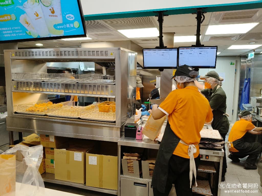 Popeyes Chicken 光復店 光復店菜單 光復店推薦 大安區美食 大安美食 國父紀念館美食 《Popeyes Chicken 光復店》從國父紀念館捷運站走過來只要兩分鐘,地點非常好,而且旁邊就是非常知名的蘇阿姨炸雞披薩,所以常常會被網友比較,誰家的炸雞更好吃。 @在地老饕阿府
