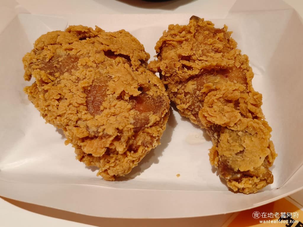 Popeyes Chicken 光復店 光復店菜單 光復店推薦 大安區美食 大安美食 國父紀念館美食 都是腿爽脆炸雞 外皮超酥脆,咬起來會有卡滋聲,辣味吃起來微辣,裡面的雞肉肉質非常的軟嫩,醃製得也很入味,只不過還是一樣的缺點,外皮炸得有一點太乾太硬了。 @在地老饕阿府