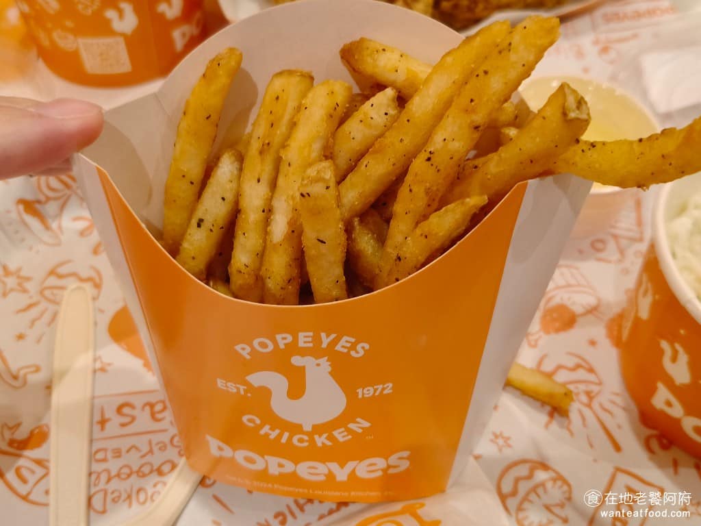 Popeyes Chicken 光復店 光復店菜單 光復店推薦 大安區美食 大安美食 國父紀念館美食 脆脆薯條 薯條吃得到滿滿的肯瓊香料味,酥脆感十足,不只可以搭配番茄醬,還可以搭配 BBQ 醬,一次可以吃到兩種味道。薯條味道上吃起來不差,但最大的缺點就是炸得太乾了,裡面的馬鈴薯水分也比較少,吃久了會膩。 @在地老饕阿府