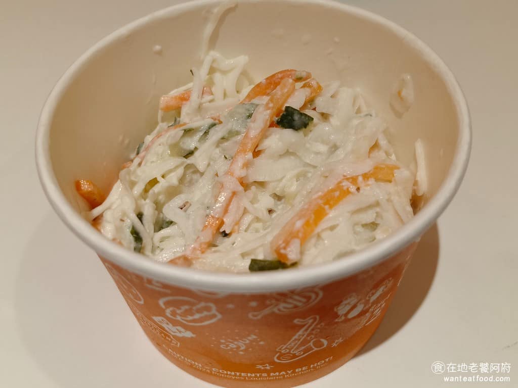 Popeyes Chicken 光復店 光復店菜單 光復店推薦 大安區美食 大安美食 國父紀念館美食 美式高麗菜沙拉 沙拉搭配的是味道清淡的凱薩醬,吃起來口感非常脆,沒有過多的調味,搭配炸雞一起吃,非常清爽。只不過這一小碗價格要 65 元,有一點貴。 @在地老饕阿府