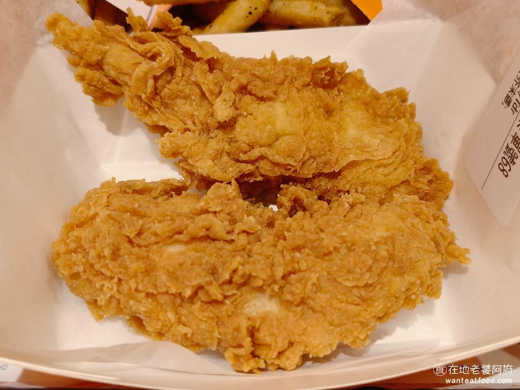 Popeyes Chicken 光復店 光復店菜單 光復店推薦 大安區美食 大安美食 國父紀念館美食 酥脆雞柳條 使用的是雞胸肉,相較於雞腿肉,雞胸肉就沒那麼好吃,但這雞柳條的外皮,反而沒炸的那麼硬。其實,直接看顏色就知道了,深色的就表示炸得比較乾。 @在地老饕阿府