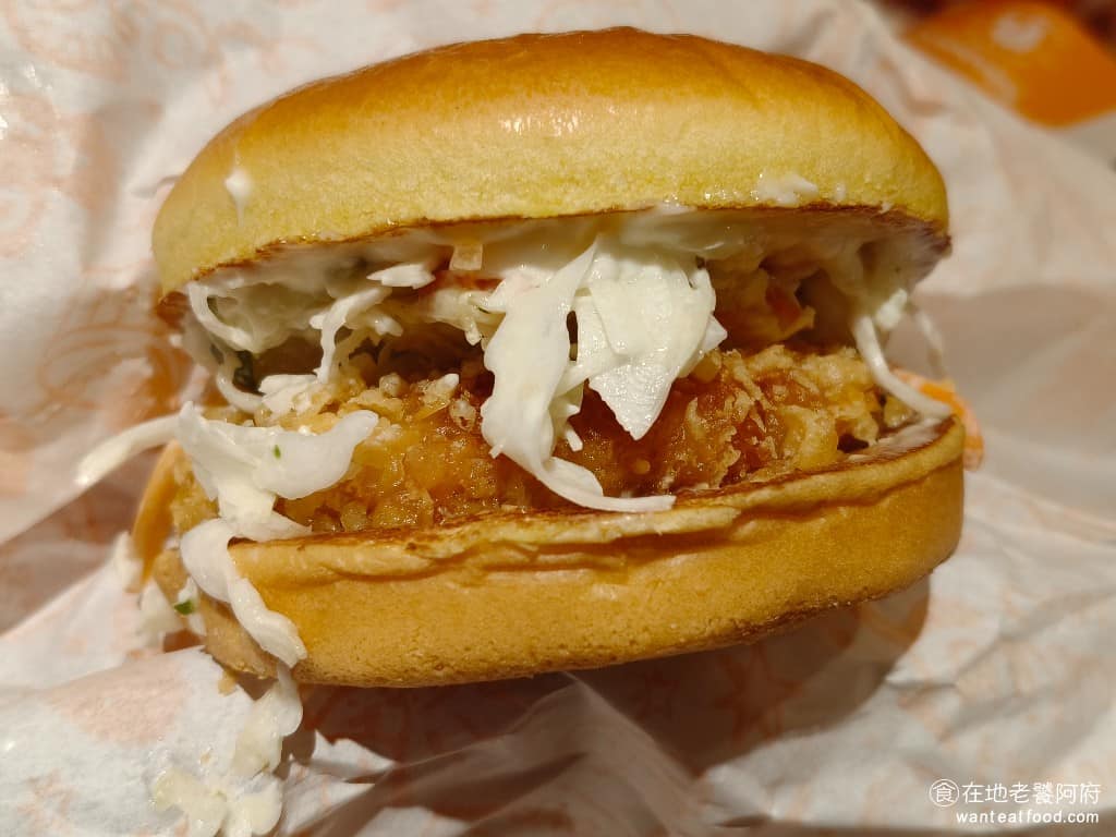 Popeyes Chicken 光復店 光復店菜單 光復店推薦 大安區美食 大安美食 國父紀念館美食 勁厚布里歐爆蝦堡 裡面有生菜、美乃滋和炸蝦,整體的表現也不錯。炸蝦的厚度沒有雞腿堡那麼厚,外皮也沒炸那麼硬,所以吃起來口感比較舒服,但炸蝦的調味比較淡,沒有什麼印象點,個人還是覺得「雞腿堡」比較好吃。 @在地老饕阿府