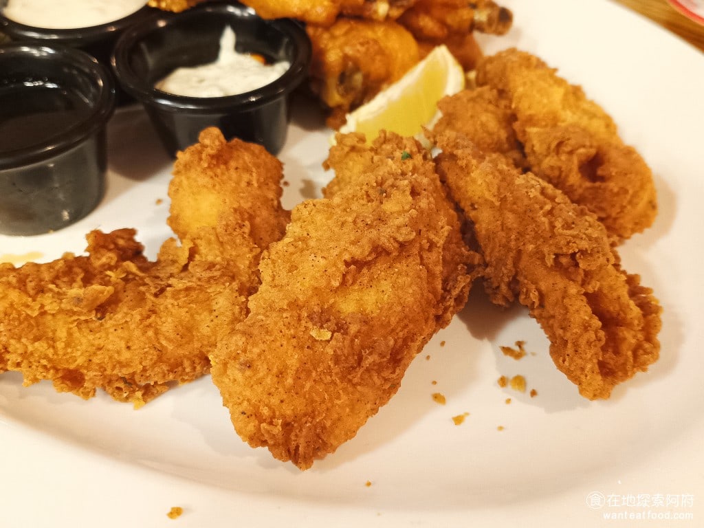 美式料理 FRIDAYS 星期五 美麗華 美麗華店 炭烤豬肋排 法士達 漢堡 雙醬 TGI 美式風格 炸魚薯條 炸魚薯條的魚肉非常軟嫩，外皮炸得非常酥脆。每次來吃都非常好吃，只不過最近覺得外皮變得越來越鹹了。以前都可以沾莎莎醬吃，現在都不大能沾醬了。 @在地老饕阿府