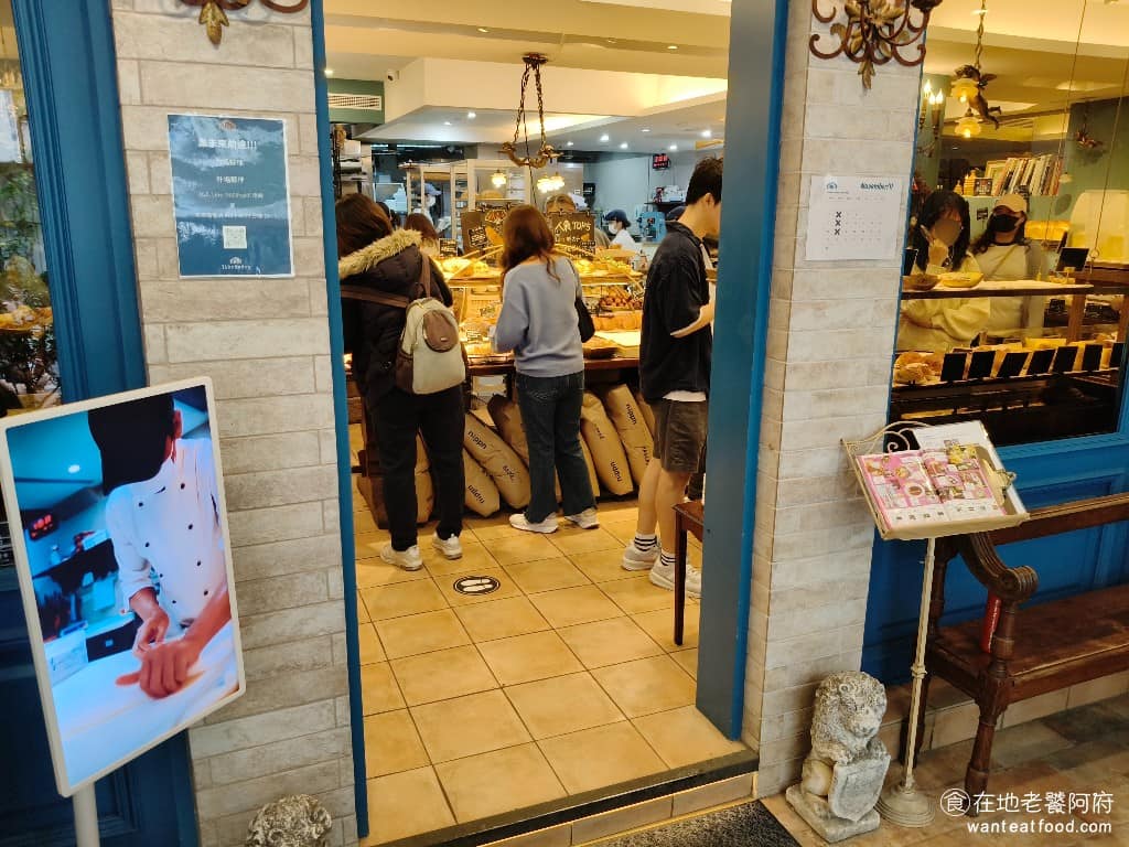 libreadry 巢屋 巢屋菜單 巢屋推薦 大安區美食 大安美食 忠孝敦化美食 甜點點心 麵包 店內的空間不大,所以會進行人潮管制,排隊的時間會比預期的還要久,因為很多客人好不容易排到隊之後,就有點捨不得出來,沒買個過癮,是不會去結帳的。 @在地老饕阿府