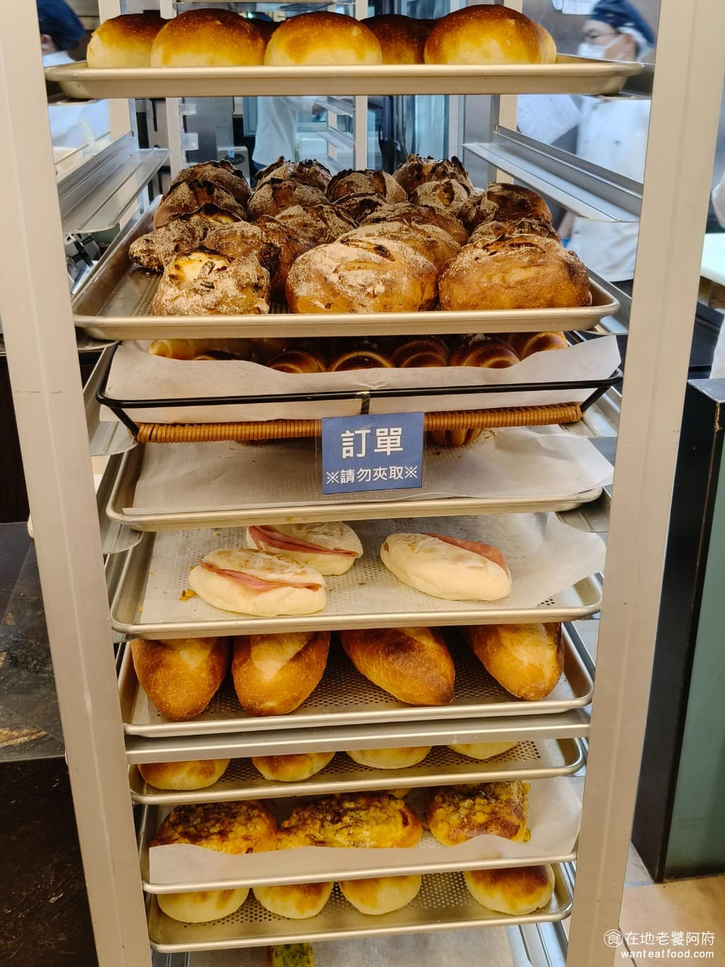 libreadry 巢屋 巢屋菜單 巢屋推薦 大安區美食 大安美食 忠孝敦化美食 甜點點心 麵包 剛出爐的麵包,會先放在一旁架子上放涼,然後才會上架,還有客人會預先下訂整盤麵包。 @在地老饕阿府