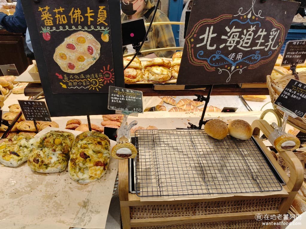 libreadry 巢屋 巢屋菜單 巢屋推薦 大安區美食 大安美食 忠孝敦化美食 甜點點心 麵包 這裡紅的不只蛋塔,明太子法國、雪花鹽奶油捲、肉桂捲、北海道生乳捲等,都是排行榜上前五名的,也是秒殺商品。 @在地老饕阿府