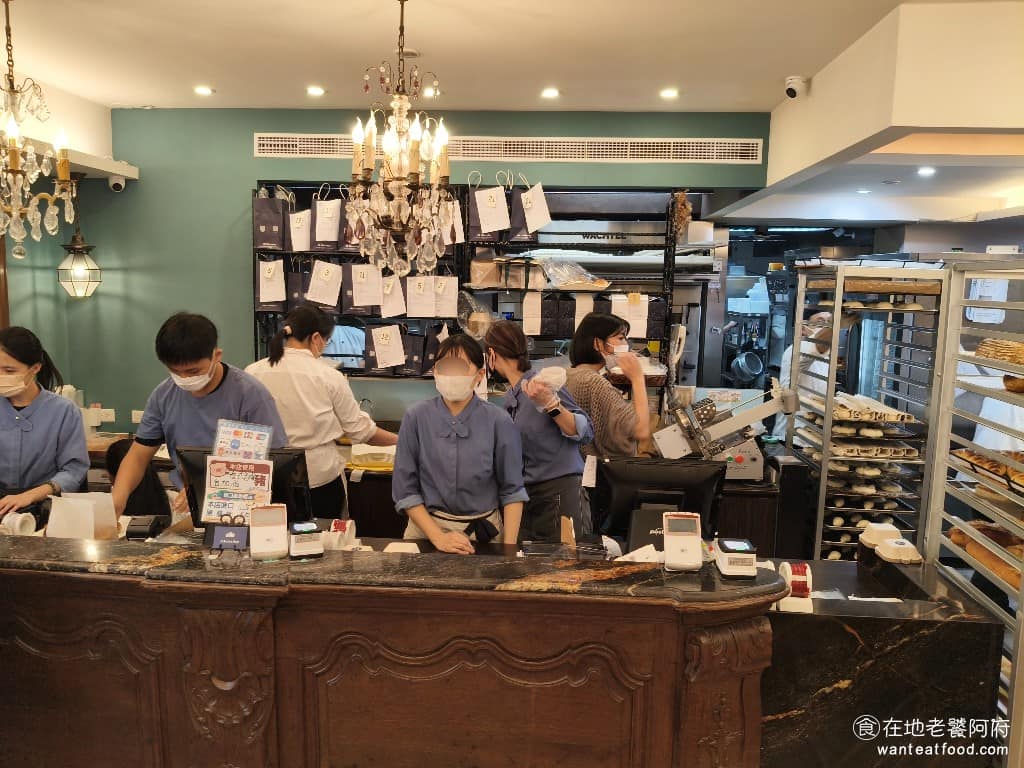 libreadry 巢屋 巢屋菜單 巢屋推薦 大安區美食 大安美食 忠孝敦化美食 甜點點心 麵包 除了入店要排隊之外,結帳也要排隊,因為每一位客人買的麵包都很多,櫃台人員一個一個麵包用袋子裝好,就需要時間。 @在地老饕阿府