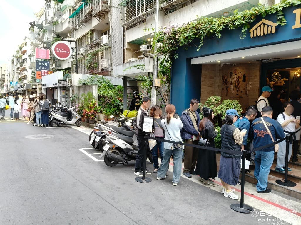 libreadry 巢屋 巢屋菜單 巢屋推薦 大安區美食 大安美食 忠孝敦化美食 甜點點心 麵包 排隊的人潮,不只在店門口,還延伸到巷弄的後方,非常誇張,假日來排隊,至少20分鐘起跳,很多人都說,從沒有見過一間麵包店,只是買麵包而已,排隊隊伍會這麼長。 @在地老饕阿府
