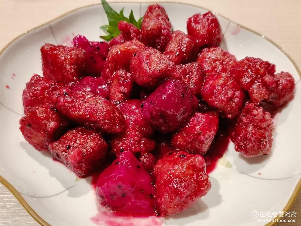 柚子花花青春客家菜南港LalaPort 柚子花花青春客家菜南港LalaPort菜單 糖醋酥肉 肉的份量給得不少,但實際吃起來口感偏硬,吃多了很辛苦,外層也不夠酥脆,醬汁用了火龍果的酸味,吃起來有些突兀,和一般糖醋的風味差距較大。 @在地老饕阿府