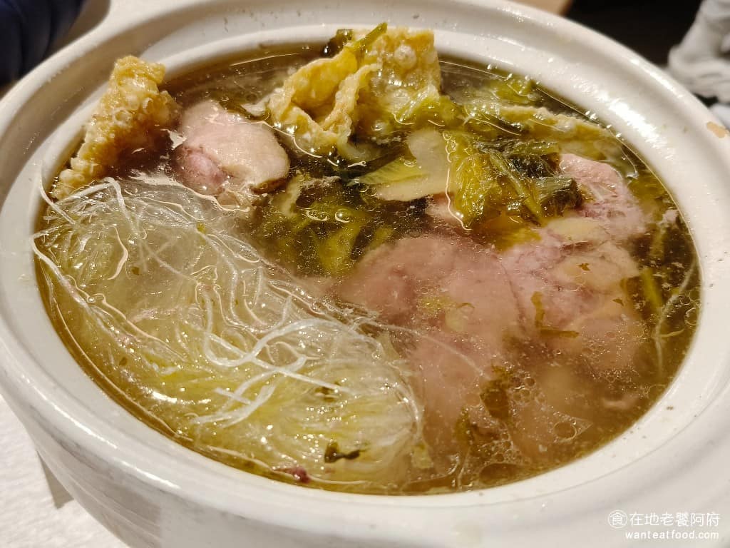 柚子花花青春客家菜南港LalaPort 柚子花花青春客家菜南港LalaPort菜單 酸菜鴨肉鍋 鍋裡加了滿滿的冬粉,湯頭微酸清爽,搭配少許酸菜提味,喝起來開胃不膩,冬粉口感彈滑嫩Q彈,超好吃、超順口,鴨肉比較硬一點,但沒差,只要是用來提味的 @在地老饕阿府