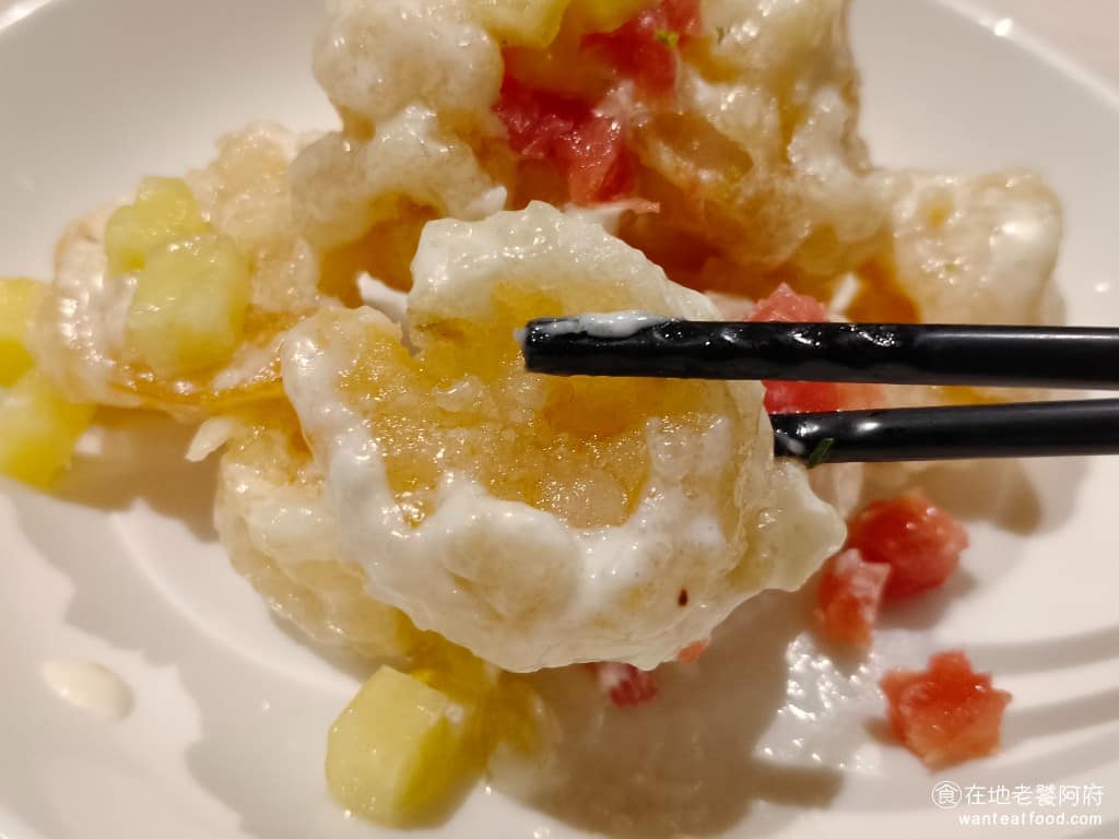 柚子花花青春客家菜南港LalaPort 柚子花花青春客家菜南港LalaPort菜單 炸皮的火侯也控制得很好,不會炸的偏乾,加上美乃滋,吃起來濕潤,搭配鳳梨和番茄,酸酸的也很下飯。 @在地老饕阿府