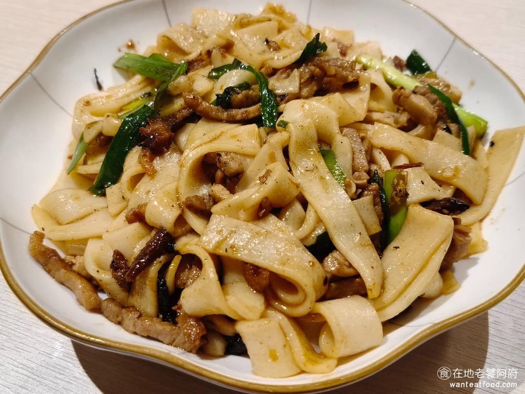 柚子花花青春客家菜南港LalaPort 柚子花花青春客家菜南港LalaPort菜單 客家炒板條 炒得有鍋氣,鹹淡適中,粄條口感Q彈柔順,不會太軟爛,算是有水準。配料有肉絲、韭菜、青蔥,味道上吃起來也不單調。 @在地老饕阿府