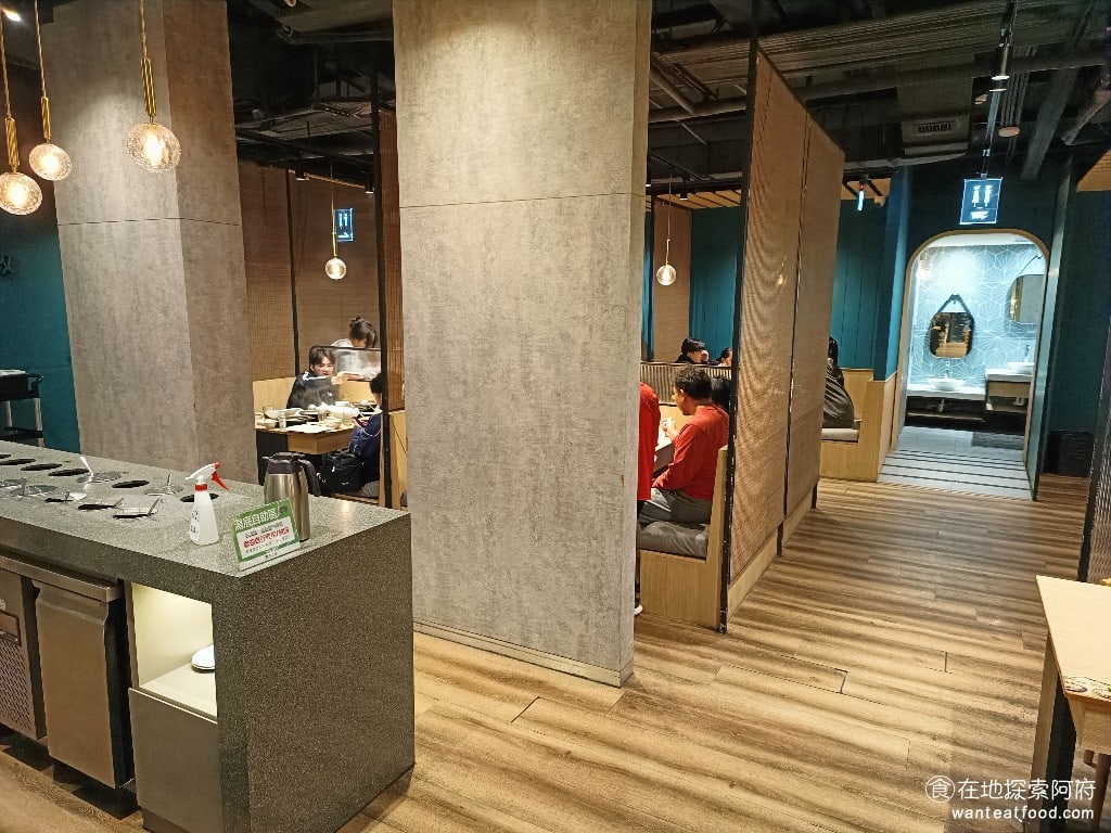 石二鍋 台北士林中正店 士林美食 鍋物料理 醬料區後面還有一大片座位區,這間生意真的非常好,連我們要離開的時候都還有人在排隊。《石二鍋士林中正店》最晚開到晚上11點半,所以也可以當宵夜來吃。 @在地老饕阿府