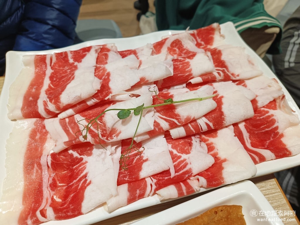 石二鍋 台北士林中正店 士林美食 鍋物料理 雪花牛 《石二鍋士林中正店》的雪花牛吃起來肉質也非常軟嫩,我大概知道為何 石二鍋會這麼多人排隊了,因為最便宜的兩樣餐點選擇豬肉和雪花牛,最基本的肉品就足夠讓人滿意了。 @在地老饕阿府