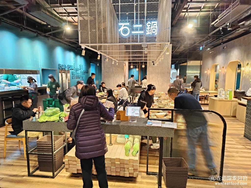 石二鍋 台北士林中正店 士林美食 鍋物料理 這間石二鍋不只店內面積很大,而且挑高也很高,所以走進店內後,感覺空氣非常好。在這樣的空間吃火鍋,會非常舒服。 @在地老饕阿府