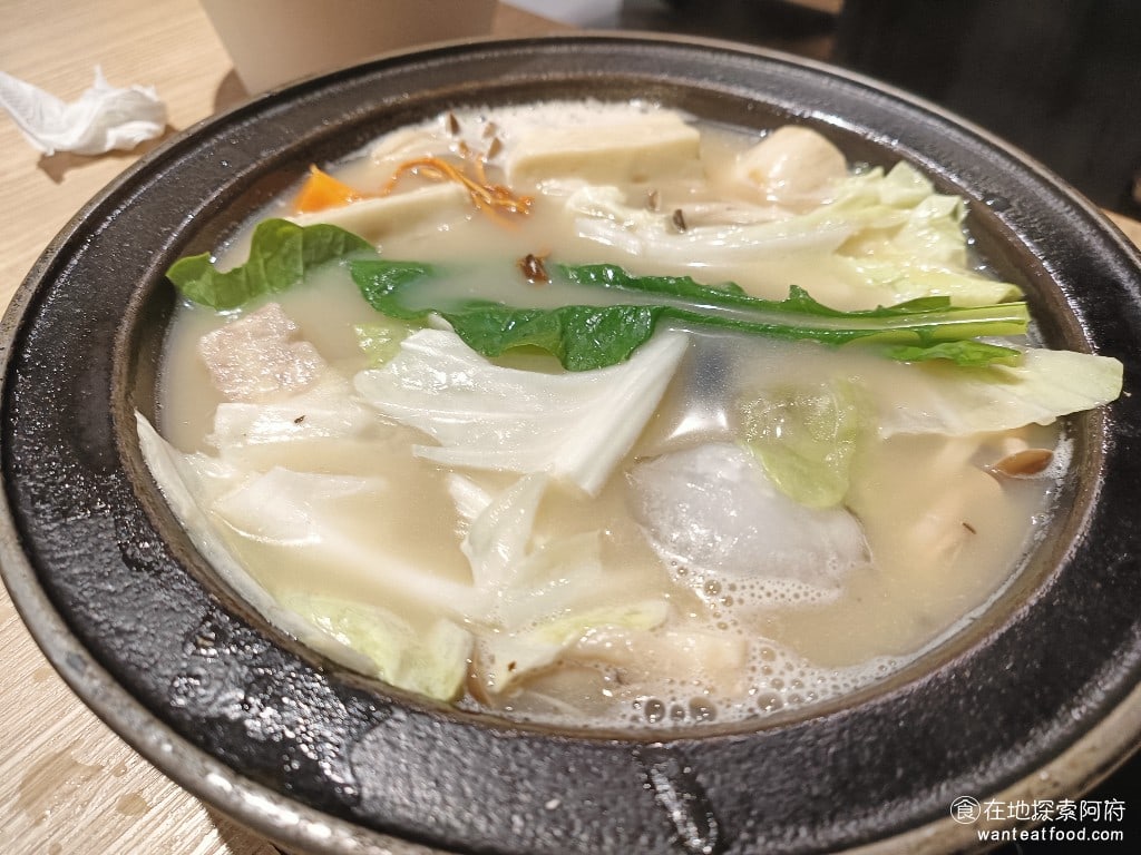 石二鍋 台北士林中正店 士林美食 鍋物料理 如果你點的是石頭鍋和涮涮鍋,都是可以自己加湯的;但如果是蟲草鍋和剝皮辣椒鍋,就需要請服務生來幫你加湯。 @在地老饕阿府