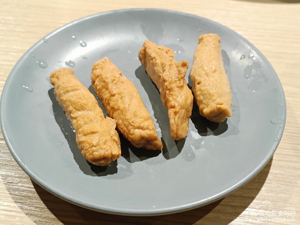 石二鍋 台北士林中正店 士林美食 鍋物料理 高雄小黑輪 通常黑輪吃起來不會像甜不辣那麼甜,而且這個黑輪的口感比較扎實,吃起來油炸的香味也比較重。這一盤只要29元,非常划算。 @在地老饕阿府