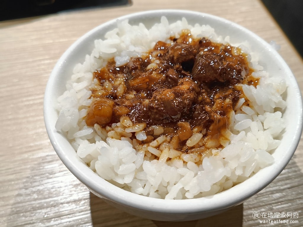 石二鍋 台北士林中正店 士林美食 鍋物料理 滷肉飯 主餐的白飯要加13元就能升級成滷肉飯。個人建議是不用升級,因為他的滷肉飯吃起來還蠻難吃的,滷肉燥吃起來像是滷肉醬。對於常吃滷肉飯的我來說,這完全不及格,一點滷肉香味都沒有。 @在地老饕阿府
