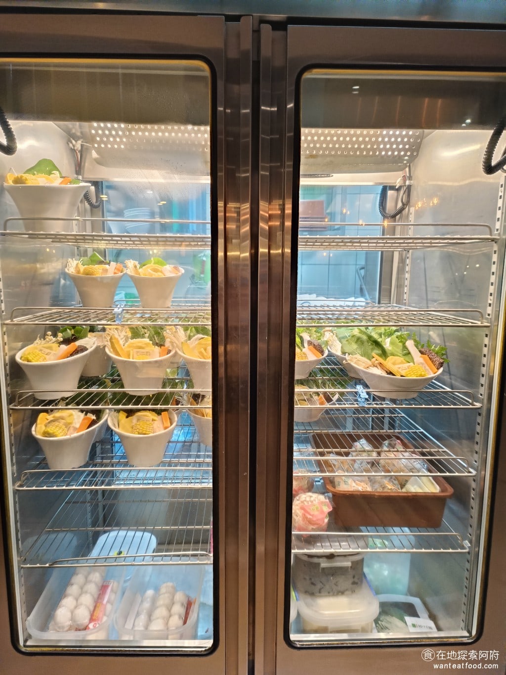 石二鍋 台北士林中正店 士林美食 鍋物料理 整間店的環境非常乾淨,每人最低消費只要248元,難怪許多人會愛上《石二鍋士林中正店》,寧可排隊很久也要來吃。 @在地老饕阿府