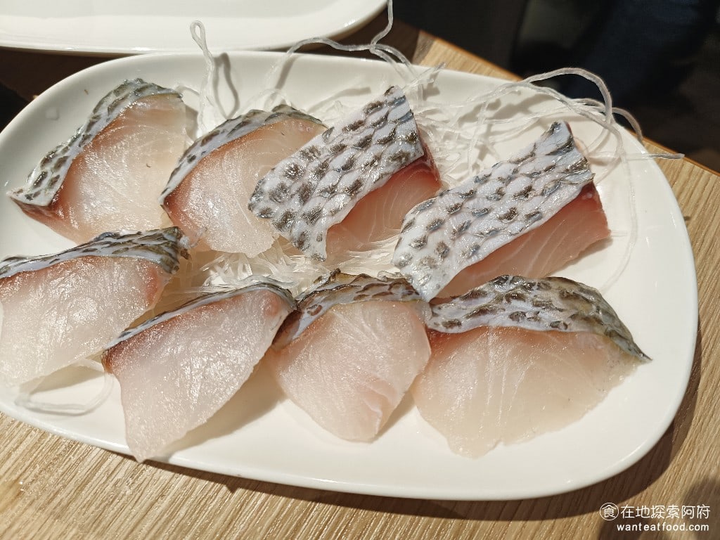 石二鍋 台北士林中正店 士林美食 鍋物料理 鮮嫩帶皮鯛魚 鯛魚吃起來非常新鮮,肉質非常扎實,也很有嚼勁,不是那種一碰就碎的鯛魚片。 @在地老饕阿府
