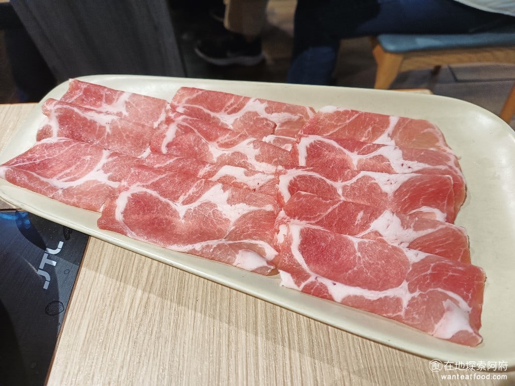 石二鍋 台北士林中正店 士林美食 鍋物料理 上選豬肉片 原本對肉質沒有抱著期待,因為我點的是最便宜的肉,只要248元。後來吃了一口後,發現肉質非常軟嫩,還蠻好吃的!我覺得比聚火鍋的豬肉還好吃。 @在地老饕阿府