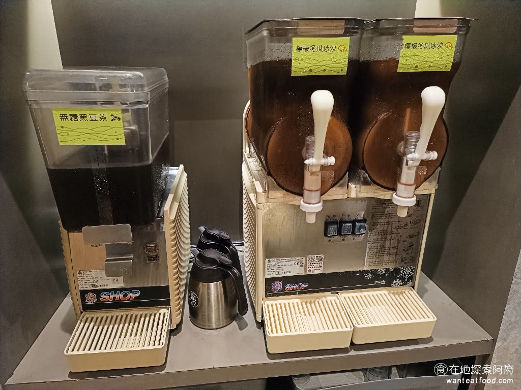 石二鍋 台北士林中正店 士林美食 鍋物料理 飲料區的部分就比較弱了,只有無糖黑豆茶和冬瓜檸檬冰沙。黑豆茶喝起來沒有什麼特別的味道,除了冷的以外,還有提供熱的,所以冷熱你可以自行調配。 @在地老饕阿府