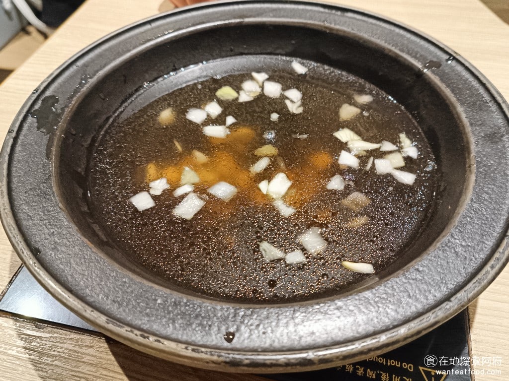 石二鍋 台北士林中正店 士林美食 鍋物料理 《石二鍋士林中正店》的石頭鍋和其他石頭火鍋比起來,香味比較淡,因為沒有爆炒,吃起來是沒有什麼特別的味道。 @在地老饕阿府
