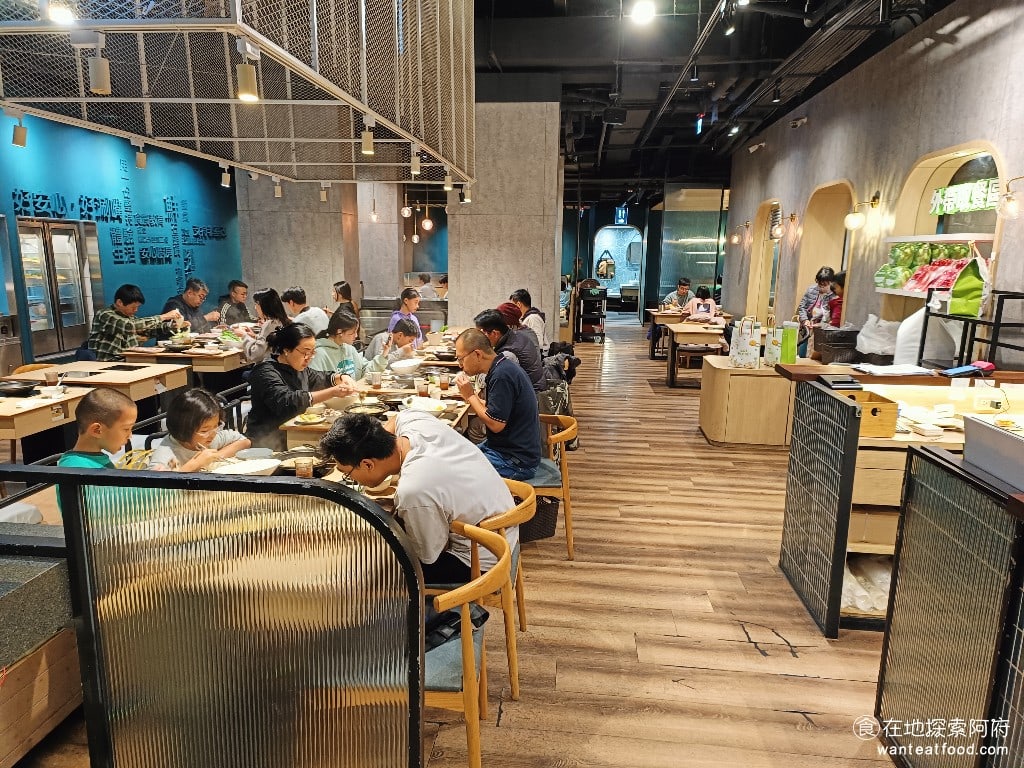 石二鍋 台北士林中正店 士林美食 鍋物料理 其他間石二鍋,由於店內空間比較小,所以坐的會比較擠,但這一間完全不會,每一個座位都分得很開,所以可以說是用餐環境最舒服的石二鍋了。 @在地老饕阿府